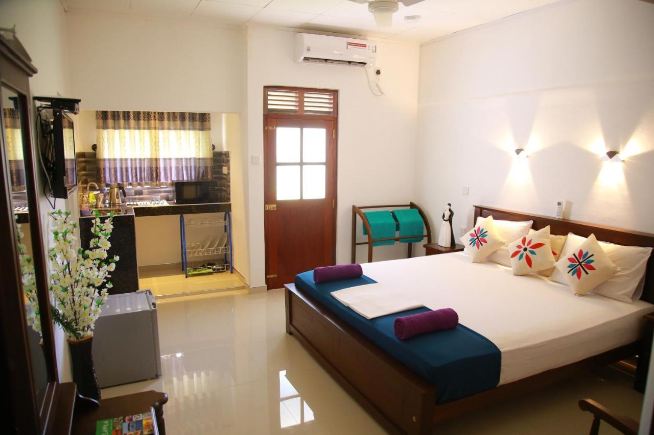 Aken Villa Хиккадува Экстерьер фото