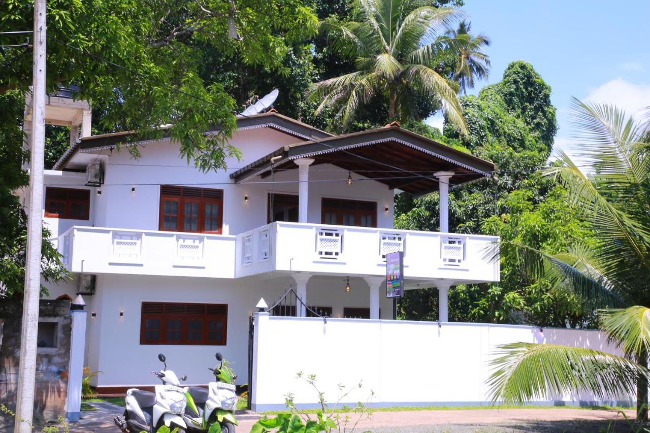 Aken Villa Хиккадува Экстерьер фото